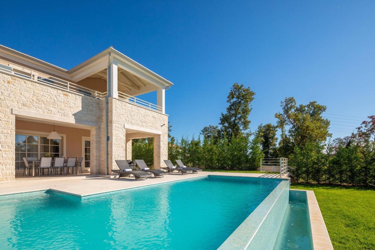 Villa Divine By Ilc บระทอนิกลา ภายนอก รูปภาพ