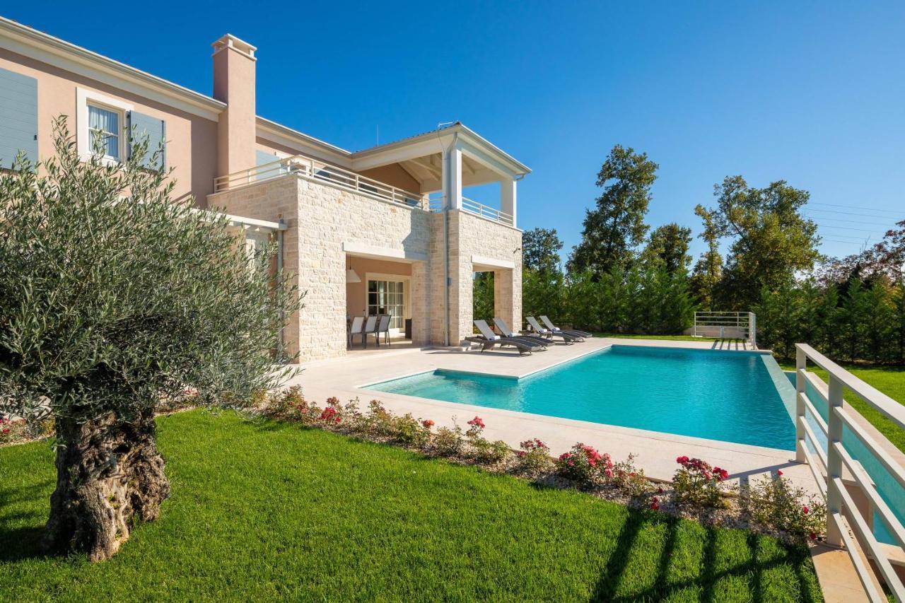 Villa Divine By Ilc บระทอนิกลา ภายนอก รูปภาพ